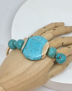 Pulseira dourada com canutilhos de metal e pedras de howlita - comprar online