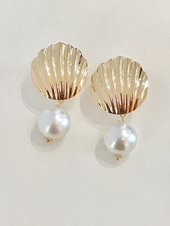 Brinco dourado concha com pérola