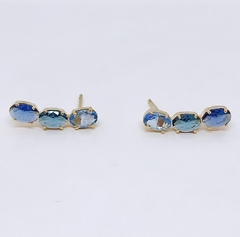 Brinco dourado ear cuff com zircônias em tons de azul - Gaia Acessórios e Tendência