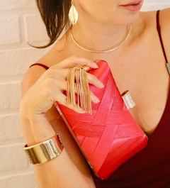 Imagem do Clutch em cetim vermelho e fecho cravejado