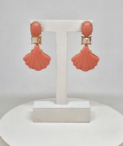 Brinco dourado em acetato laranja formato concha e cristal fumê