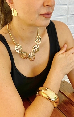 Colar dourado canutilhos de metal grandes e medalhas ovais desenhadas - Gaia Acessórios e Tendência