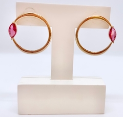 Brinco dourado argola frontal com zirconia pink
