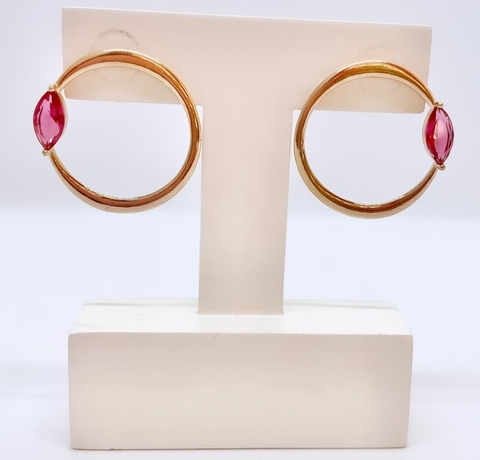 Brinco dourado argola frontal com zirconia pink