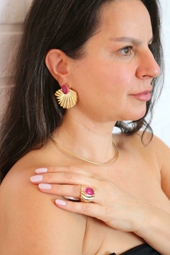 Brinco dourado metal ondulado com cristal oval pink - loja online