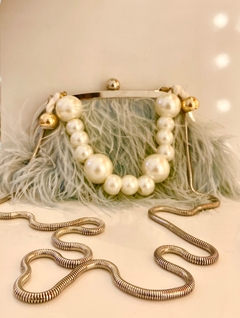 Clutch em pluma de seda na internet