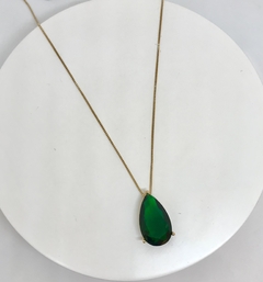 Colar dourado com pingente gota verde escuro na internet