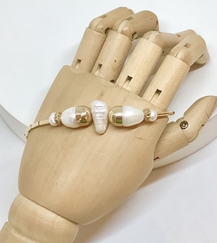 Pulseira dourada com canutilhos e pérolas naturais