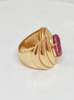 Anel dourado metal com tiras e cristal pink oval na internet