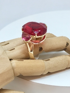 Anel dourado cristal oval vermelho e gotas pink na internet