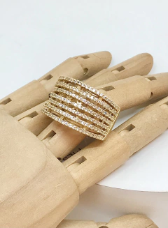 Anel dourado metal com 7 aros cravejados