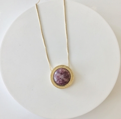 Colar dourado longo com pedra Lepidolita - comprar online