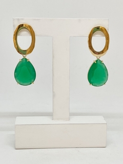 Brinco dourado metal oval vazado e cristal gota verde leitosa