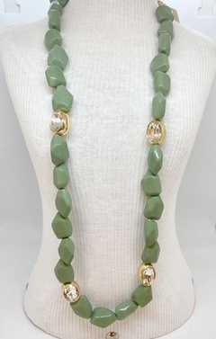 Colar dourado com peças em acetato cor verde menta e detalhes em cristais