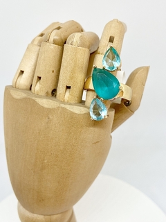 Anel dourado cristais naturais azul claro e verde