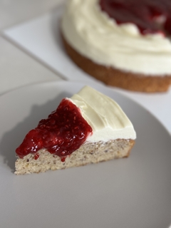 Torta humeda de chocolate blanco y salsa de frambuesa. SIN HARINA - comprar online