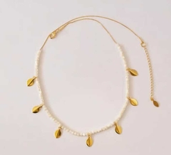 Colar Cristais Branco com Chapinhas Formatos de Folhas Penduradas - iamoti