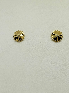 Brinco Flor Lisa Trabalhada com Microzircônias no Meio na internet