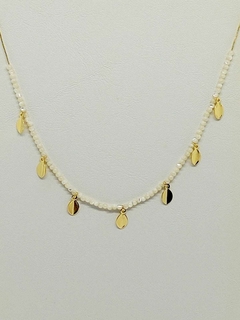 Colar Cristais Branco com Chapinhas Formatos de Folhas Penduradas