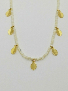 Colar Cristais Branco com Chapinhas Formatos de Folhas Penduradas - comprar online