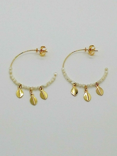 Brinco Argola c/Cristais e Chapinhas Folhas Penduradas com Branco