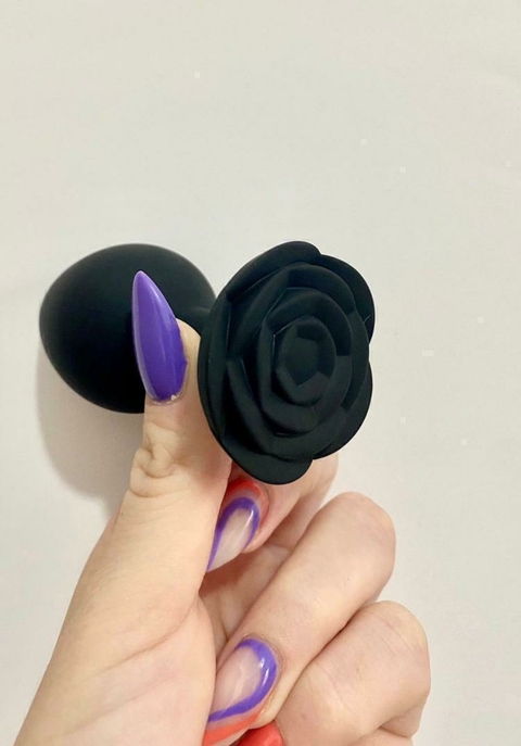 PLUG ANAL EM SILICONE FORMATO DE ROSA COR PRETO M