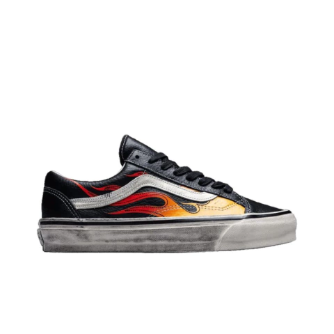 Tênis Vans Old Skool LX Archive Flame Black com estampa de chamas em tons vermelho, laranja e amarelo, cabedal preto e solado branco desgastado