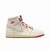 Tênis Wmns Air Jordan 1 Retro High OG na cor Sail Cinnabar, com detalhes em vermelho e logo na lateral.