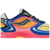 Detalhe do tênis Jae Tips x Saucony Grid Jazz 9 na cor azul, amarelo, rosa e preto, com design moderno e ousado.