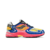 Tenis Jae Tips x Saucony Grid Jazz 9 na cor amarelo, azul, rosa e preto, com detalhes em vermelho e a palavra "BUSY" na parte traseira.