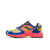 Tênis Jae Tips x Saucony Grid Jazz 9 com destaque para a lateral interna, apresentando cores vibrantes como azul, amarelo e rosa.