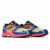 Tenis Jae Tips x Saucony Grid Jazz 9 nas cores azul, amarelo, rosa e laranja, com design moderno e detalhes em preto.