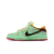 Tenis Nike Dunk Low SB 'Rodeo' na cor verde menta com detalhes em marrom e amarelo.
