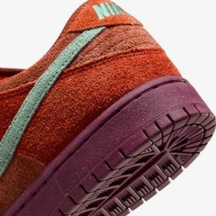 Imagem do TÊNIS NIKE SB DUNK LOW PRO " MYSTIC RED ROSEWOOD " SALMÃO