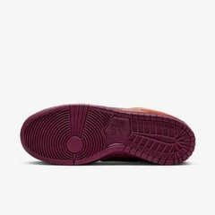 TÊNIS NIKE SB DUNK LOW PRO " MYSTIC RED ROSEWOOD " SALMÃO