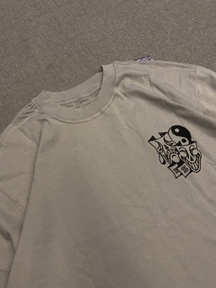 Camiseta Oversized TripSide “Chora Agora Ri Depois” (Cinza) na internet