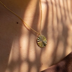 Colar Pingente Chapa Frisada - Banho Ouro