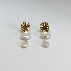Brinco pérola martelado - banho ouro