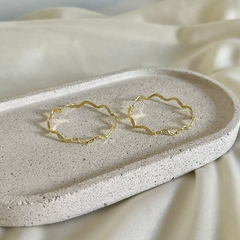 Argola ondulada fosca - Banho ouro - comprar online