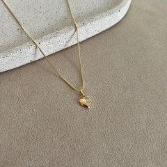 Colar com pingente coração metade cravejado - BANHO OURO