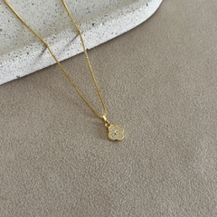 Colar com pingente mini trevo cristal - BANHO OURO