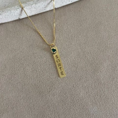colar pingente plaquinha sorte com coração verde esmeralda - banho ouro