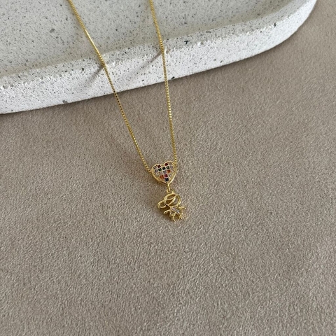 colar com pingente de menino e coração colorido - banho ouro