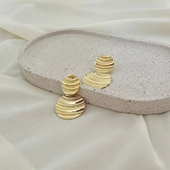 brinco chapas onduladas duplo - banho ouro
