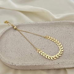 pulseira folhas lisas com ajuste gravatinha - banho ouro