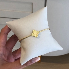 bracelete ajustável trevo liso - banho ouro
