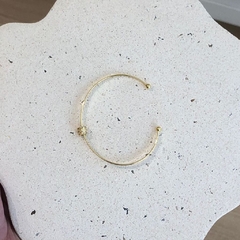 bracelete ajustável liso detalhe cristal - banho ouro - comprar online