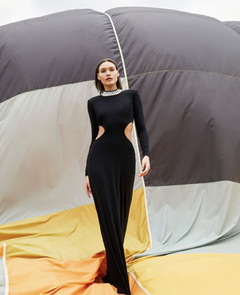 Vestido longo preto Regina Salomão na internet