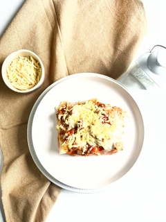Lasagna de jamón, queso y carne