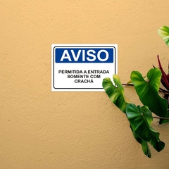 Placa de Sinalização Aviso Permitida Entrada Somente Crachá - SigmaDecor
